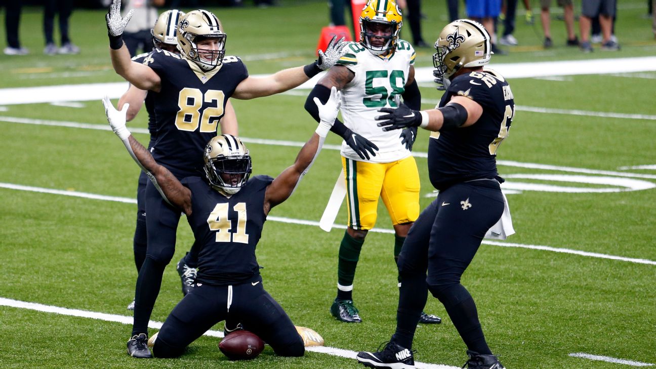 New Orleans Saints tight end Adam Trautman (82) runs the ball up