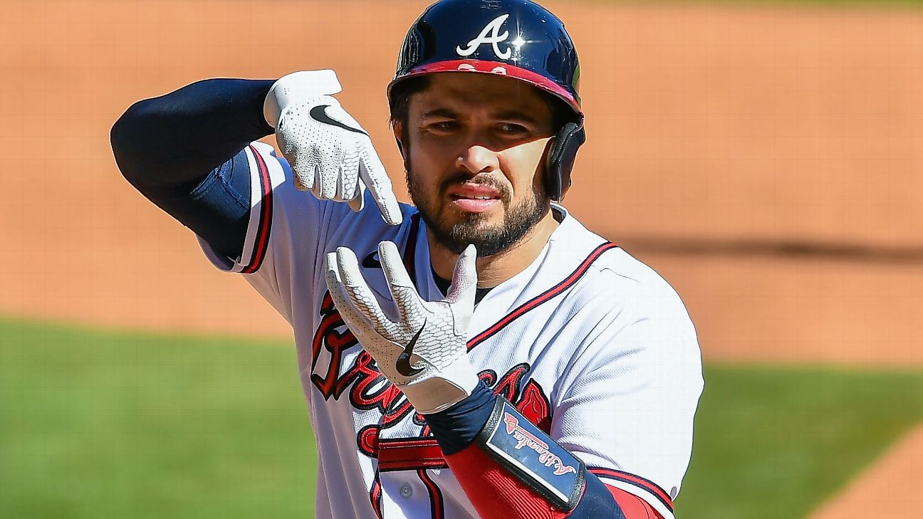 Braves – Nationals: Travis d'Arnaud funny reaction to getting hit