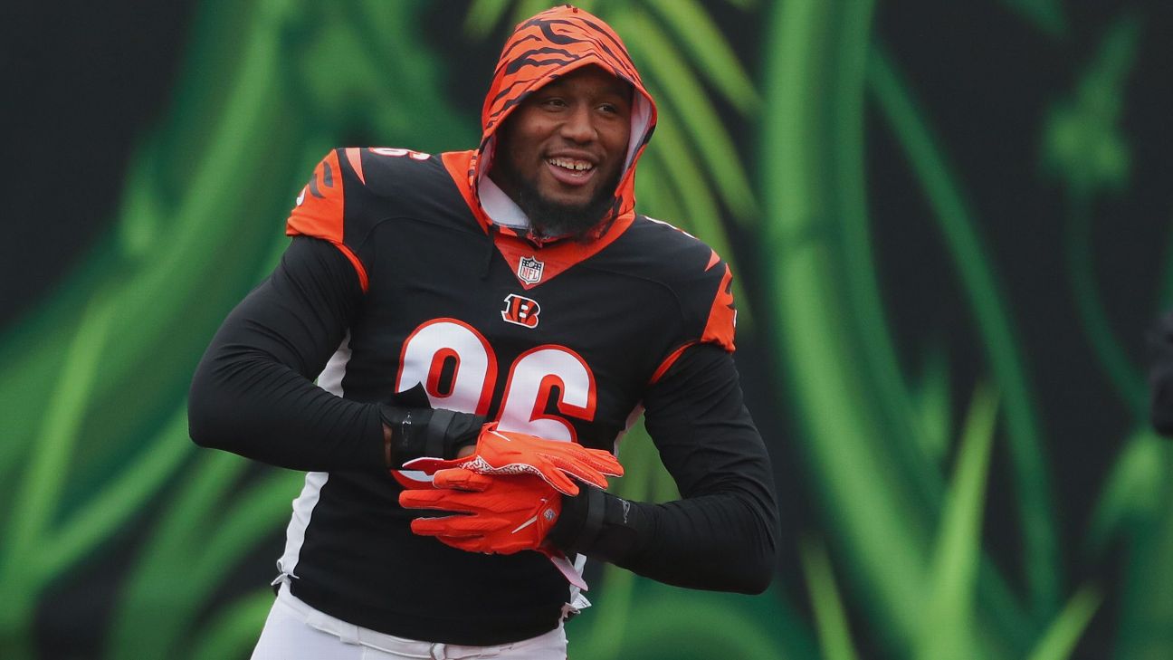 2-time Pro Bowl DE Carlos Dunlap makes debut with Chiefs