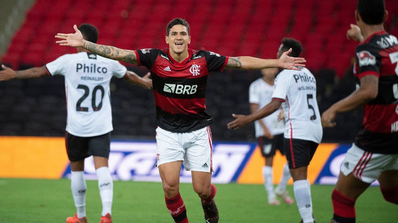 Vidal comemora gol marcado por Isla na vitória do Flamengo