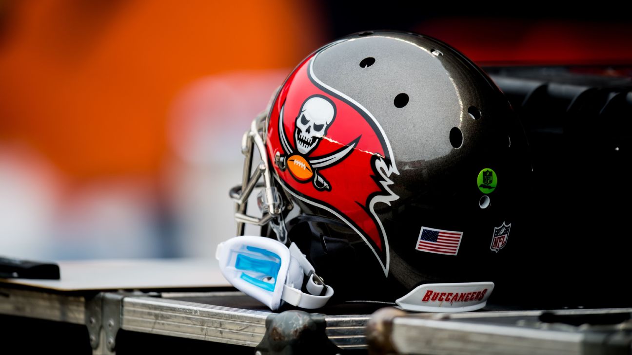 Bucs' Neal suffers concussion on second play