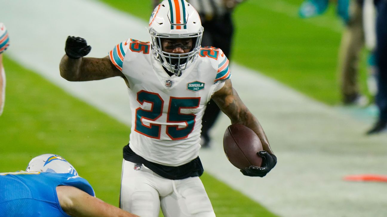 Xavien Howard practices with Dolphins after demanding a trade