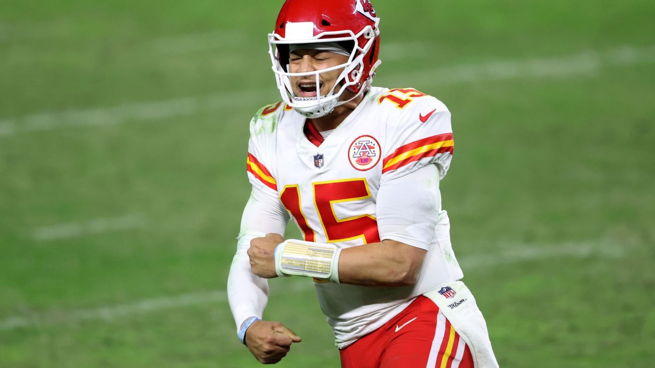 Kansas City Chiefs 35-31 Las Vegas Raiders: Patrick Mahomes throws