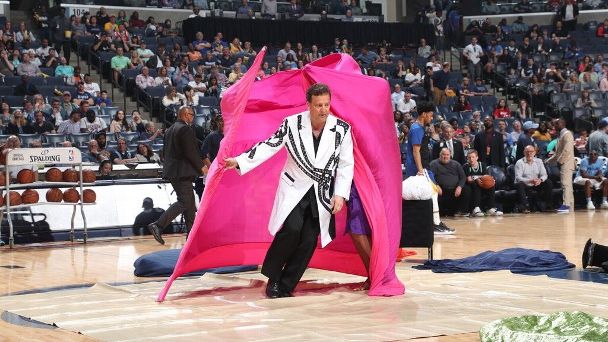 Sports world reacts to the death of halftime entertainment legend and 'Quick Change' legend David Maas