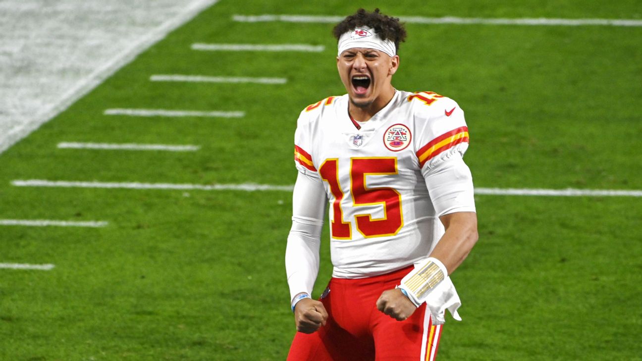 2022 NFL Fantasy Playoffs: How to approach Aaron Rodgers and Patrick Mahomes