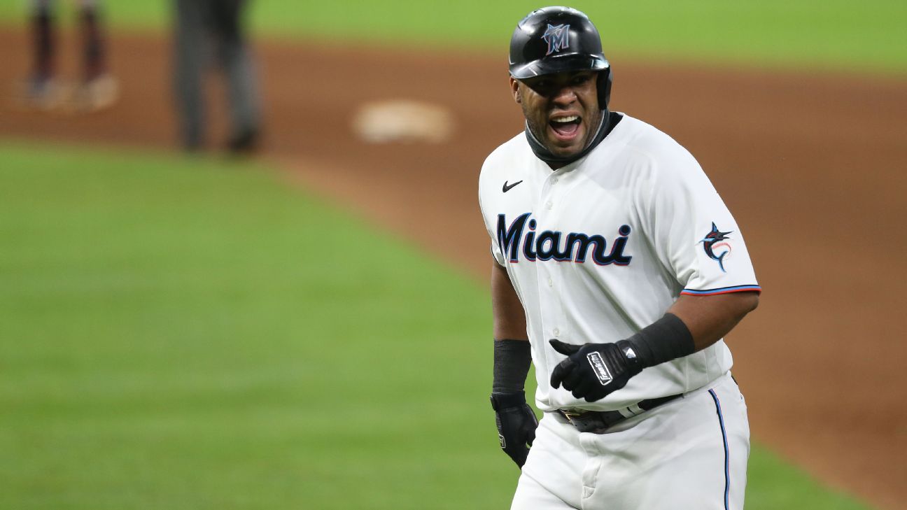 Jesus Aguilar, Garrett Cooper agree to 1-year deals with Miami