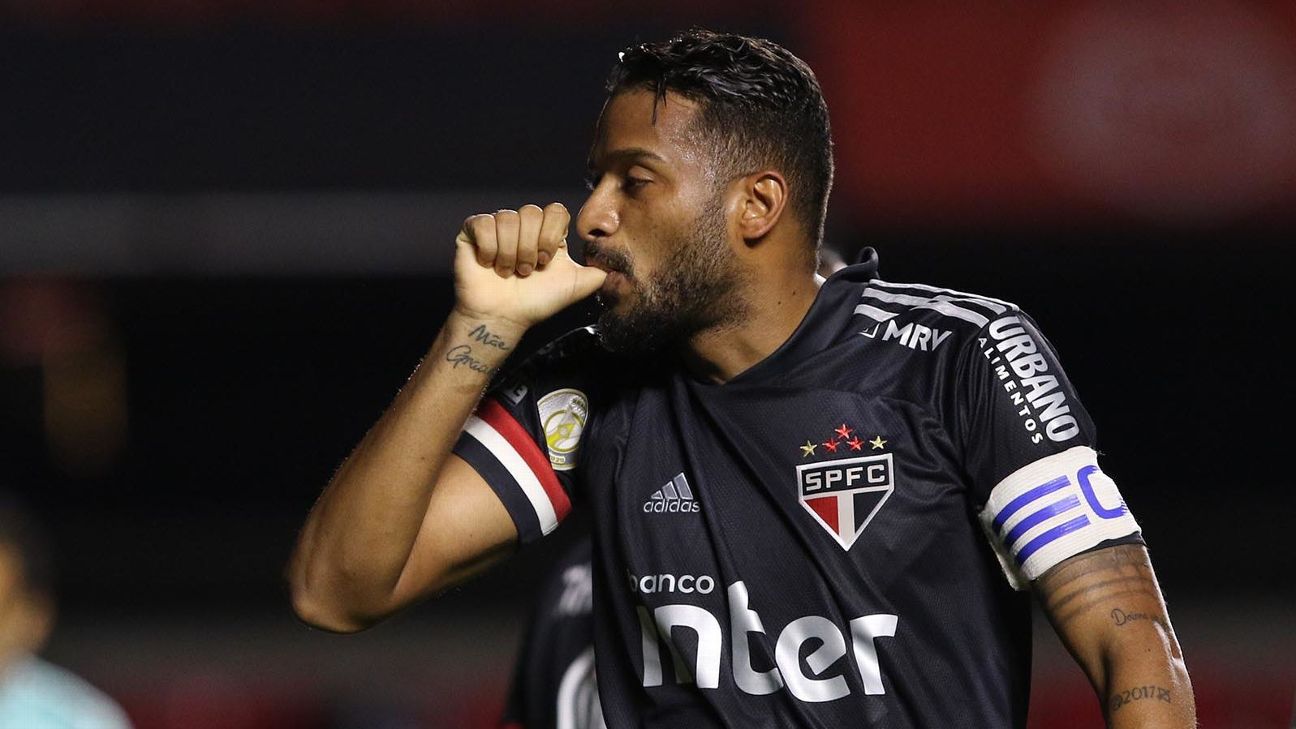 Reinaldo é anunciado pelo Grêmio, após ser dispensado do São Paulo