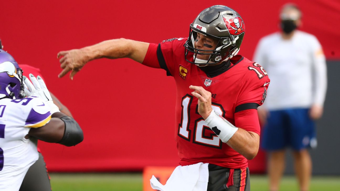 Tom Brady throws to wide receiver Scotty Miller during Buccaneers training  camp