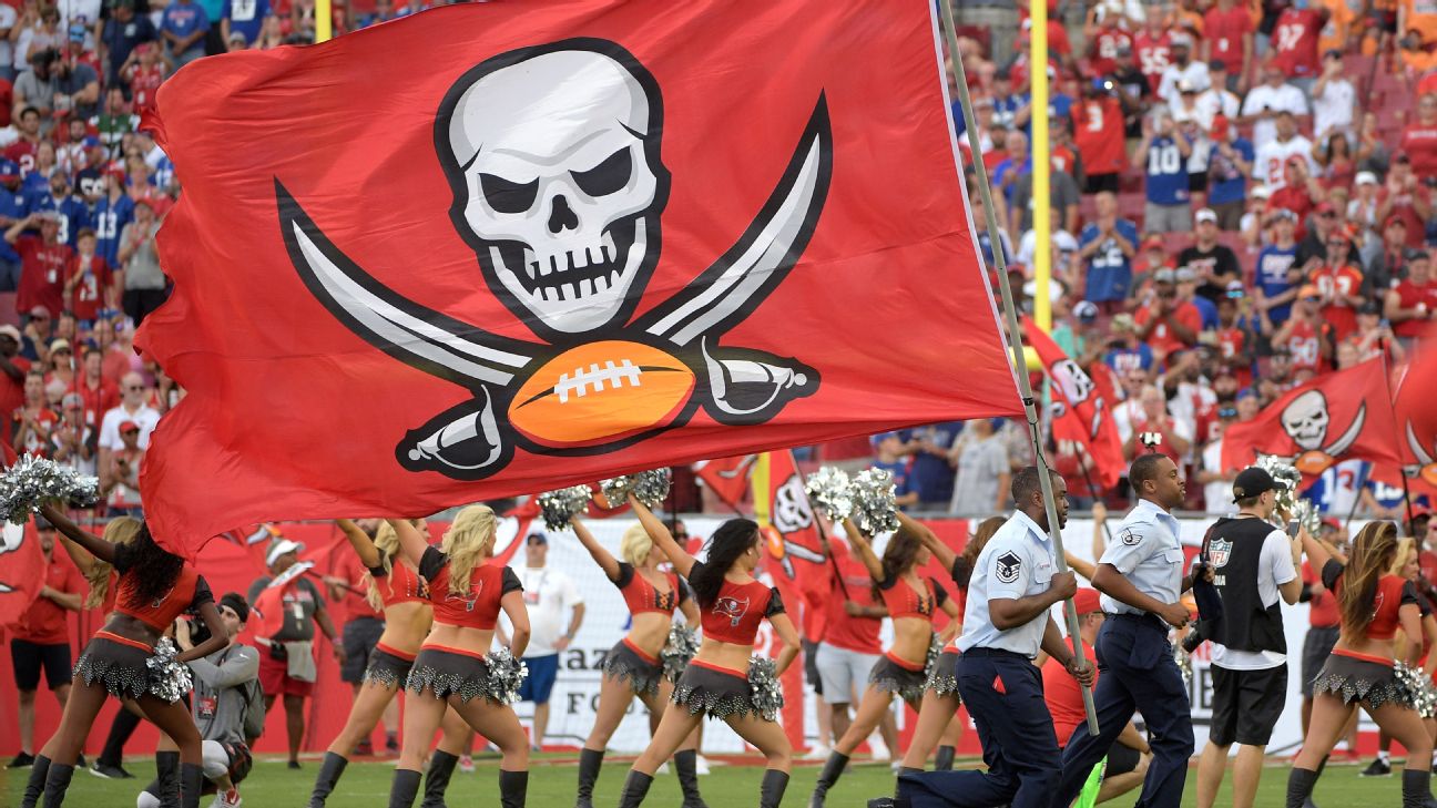 Men's Tampa Bay Buccaneers raise the flag super bowl LV champions