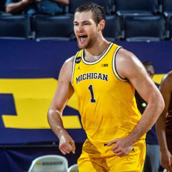 Michigan 7-1 center Dickinson enters NBA draft