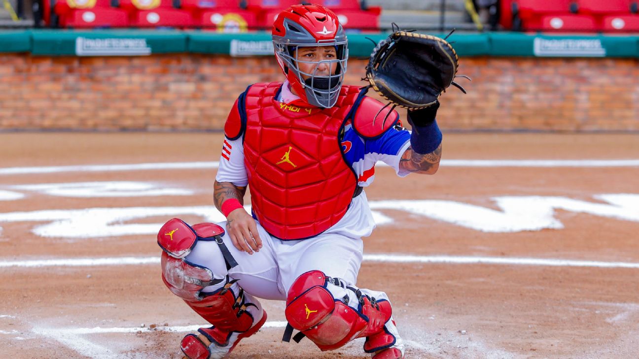 La esposa de Yadier Molina recibe el premio Roberto Clemente - El