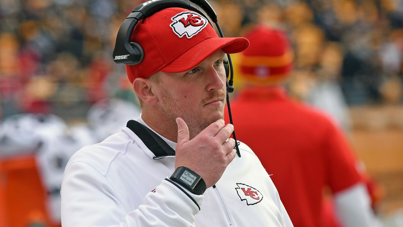 El entrenador en jefe de los Kansas City Chiefs ANDY REID mira el