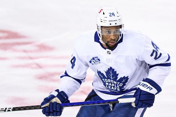 Simmonds signs 2-year deal to stay with Leafs