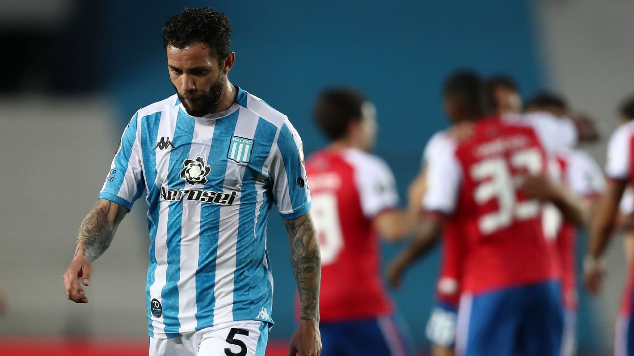 Eugenio Mena, en conflicto con Racing por su contrato