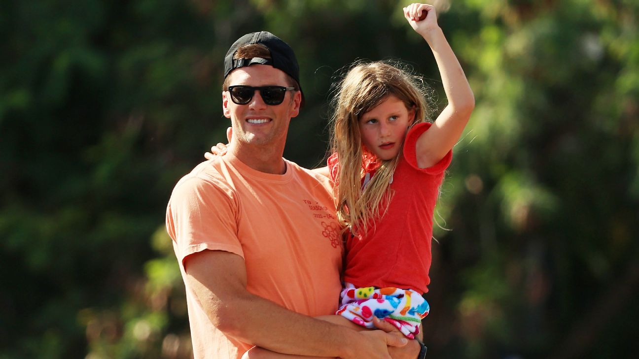 Tom Brady throws Lombardi Trophy during Super Bowl boat parade