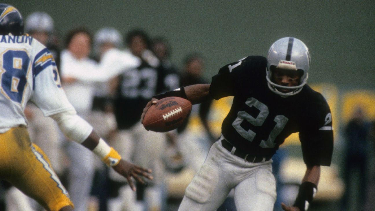 Los Angeles Raiders cornerback Lester Hayes runs with the football as  News Photo - Getty Images