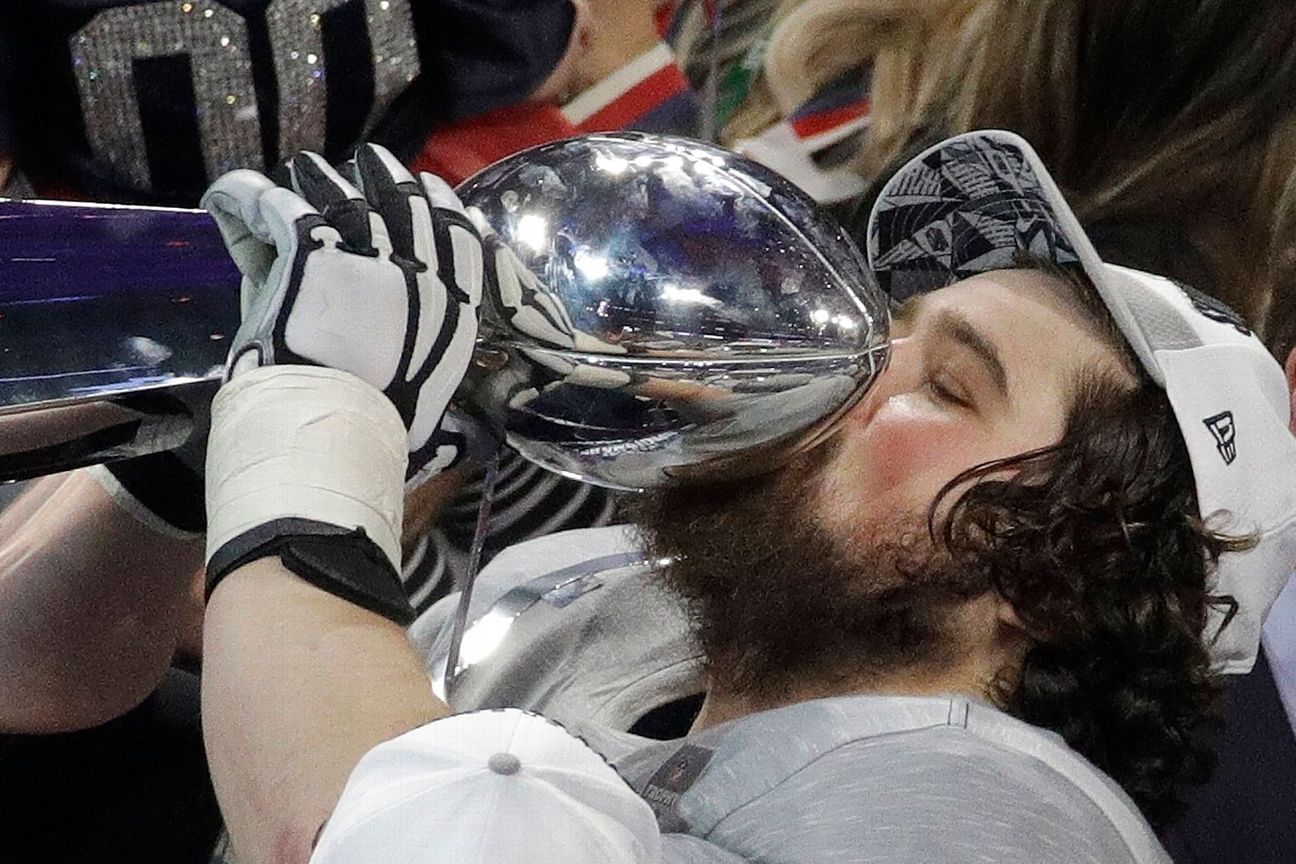 Source: Pats starting center Andrews re-signing