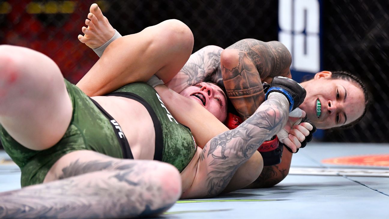 Amanda Nunes submits Megan Anderson via armbar in first round to defend  women's featherweight title