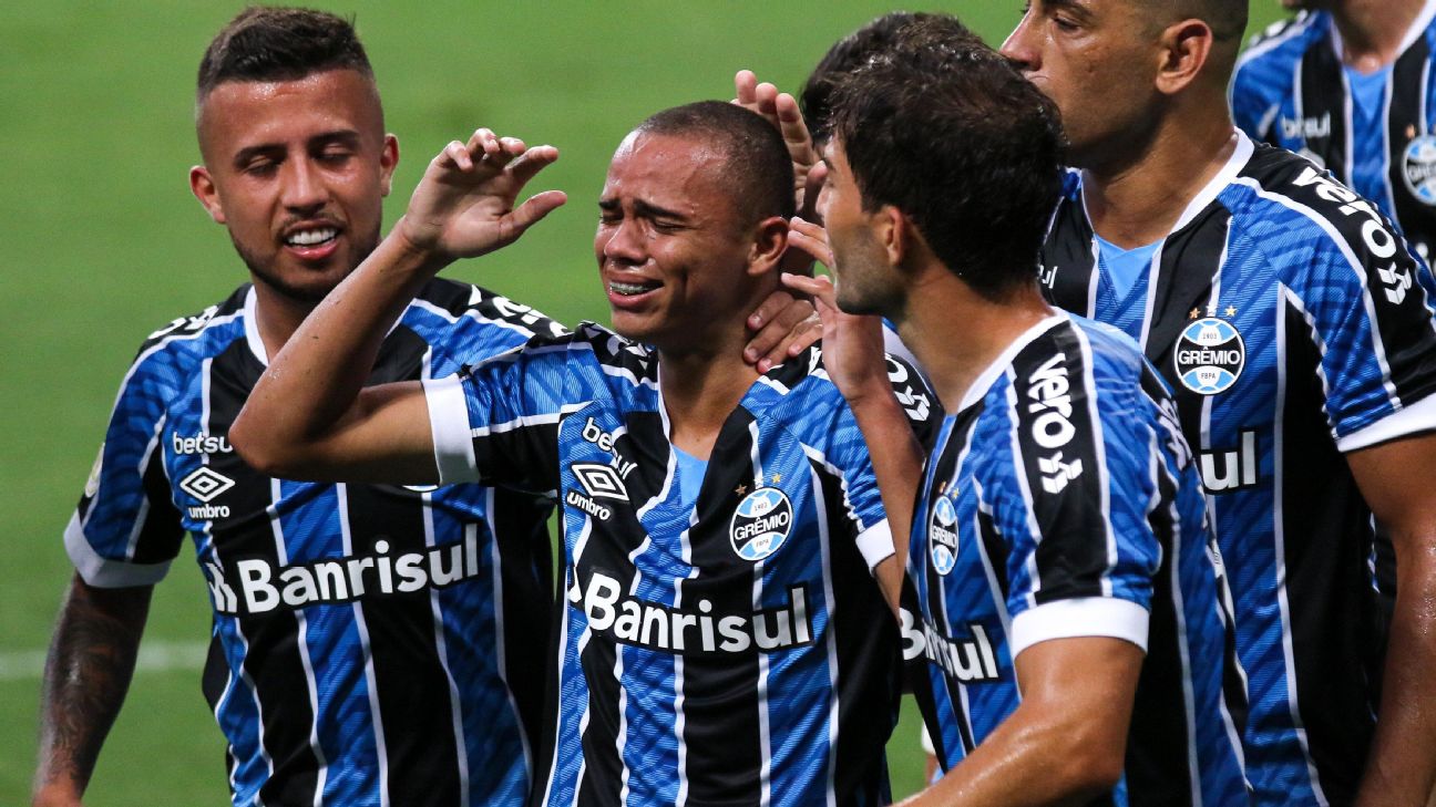 SP - Sao Paulo - 14/08/2021 - BRAZILIAN IN 2021, SAO PAULO X GREMIO -  Galeano, Sao Paulo player disputes a bid with Vanderson, Gremio player  during a match at Morumbi stadium