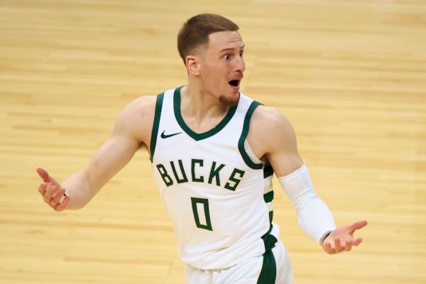 Sources: Bucks' DiVincenzo out for postseason