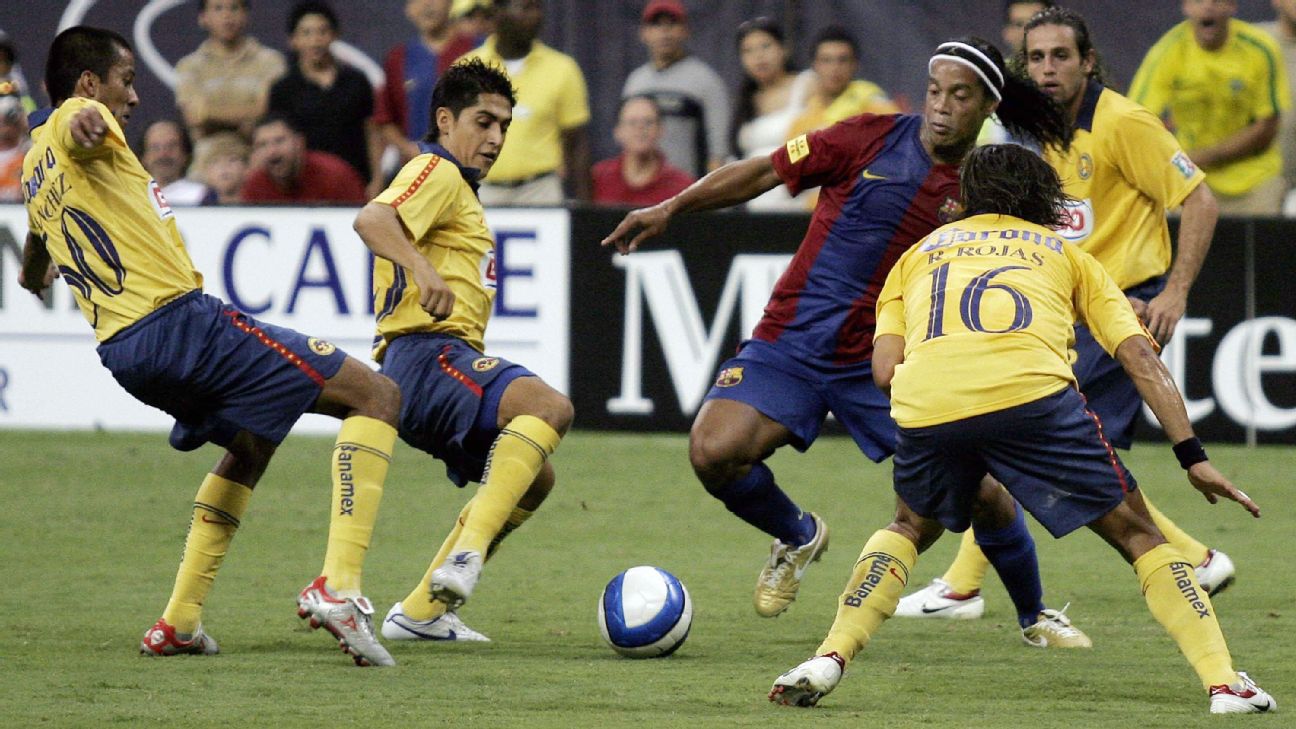 Ronaldinho Gaúcho mostra habilidade ao 'driblar' sobrinho; veja o