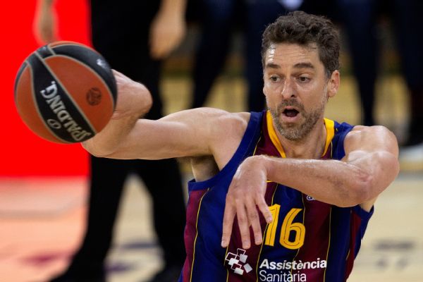 Pau Gasol debuts for Barca in 1st game in 2 years
