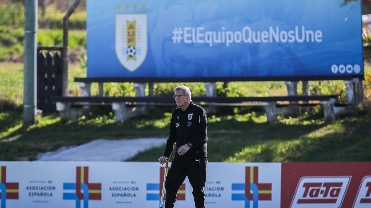 A Tabárez, con cariño: Estrellas del futbol de Uruguay se despiden del  'Maestro