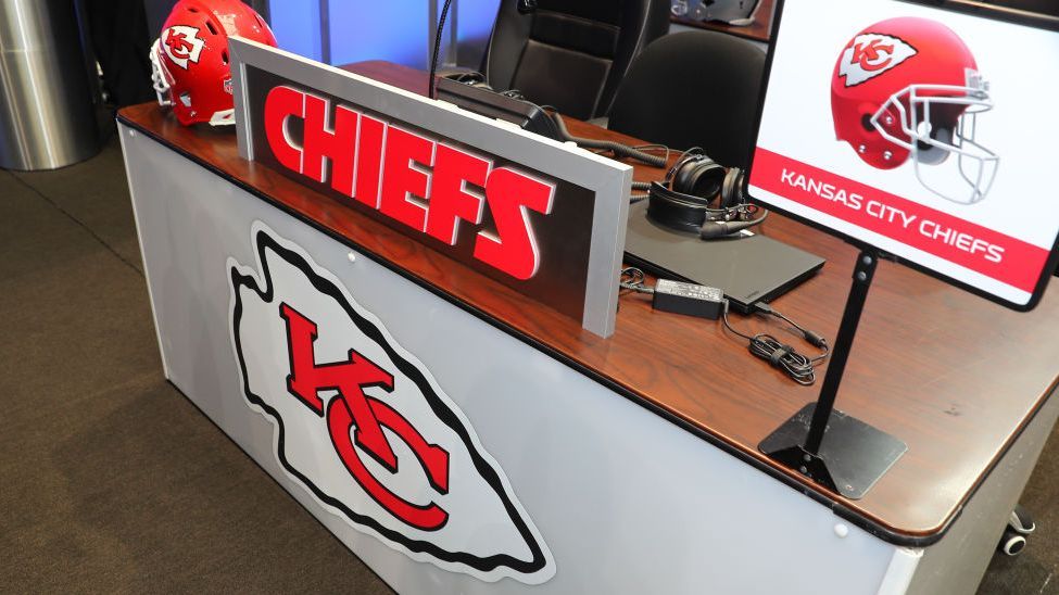 L'Jarius Sneed, esquinero de Chiefs, sale lesionado en el