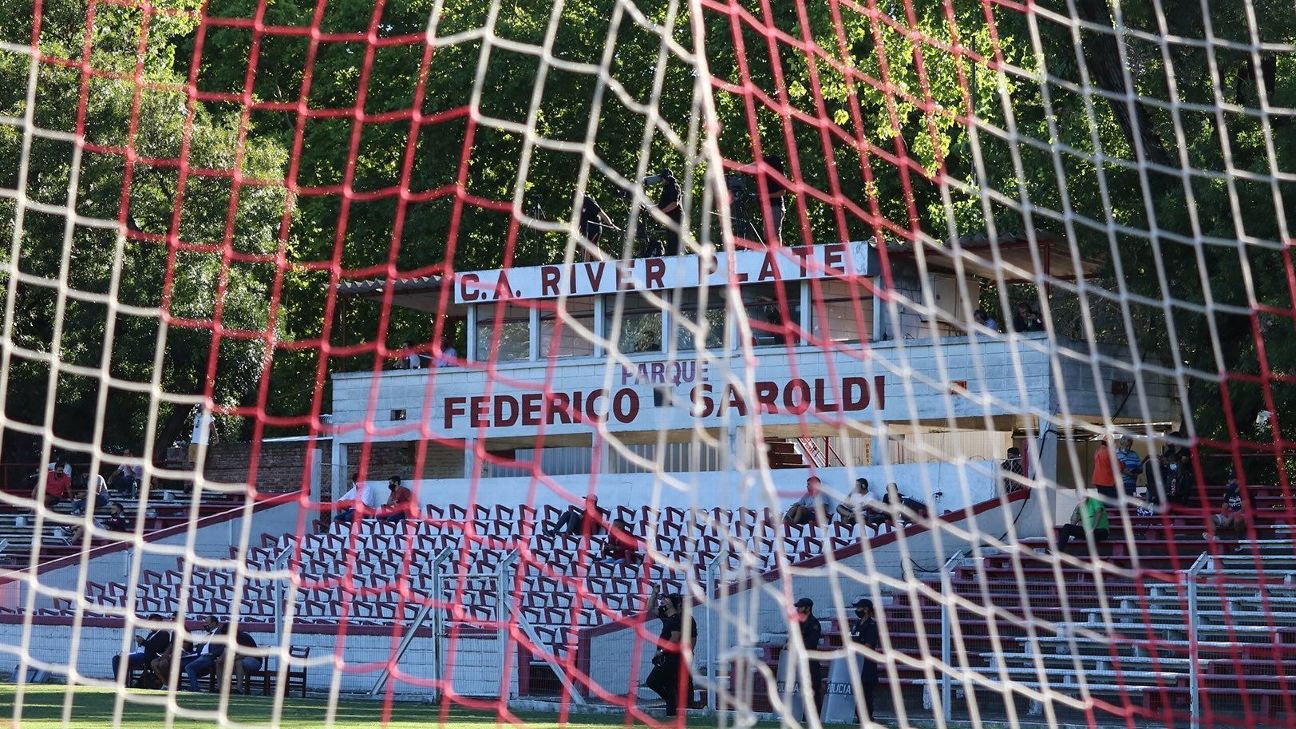 Peñarol y Plaza Colonia comienzan su disputa por el Campeonato Uruguayo