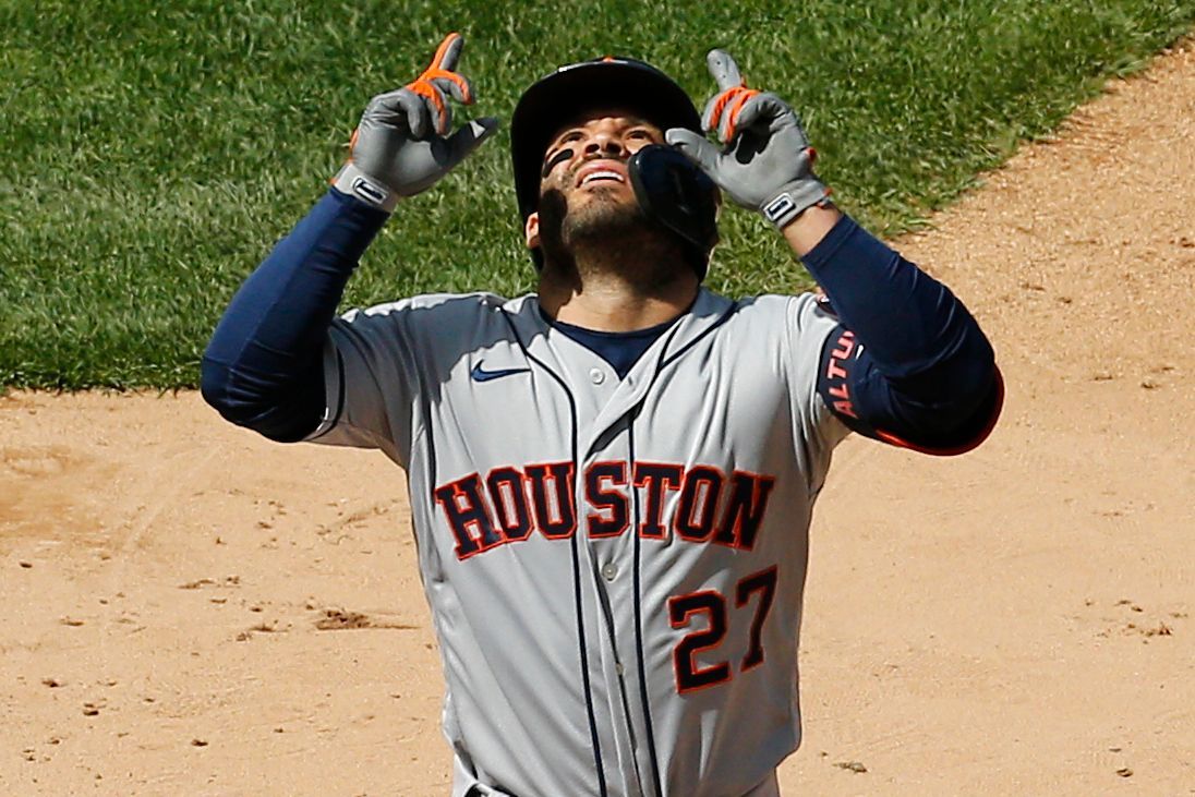 Altuve's birthday HR answers boos, lifts Astros