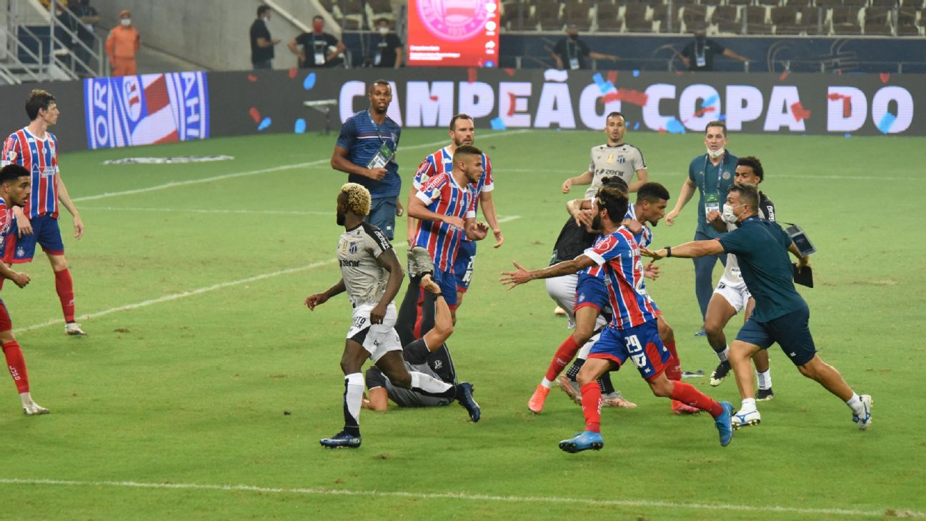 Jogadores de Ceará e Bahia brigam após final da Copa do Nordeste