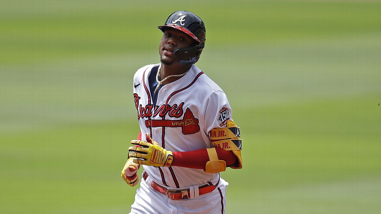 Ronald Acuna Jr. lifts Commissioner Trophy in Braves parade 