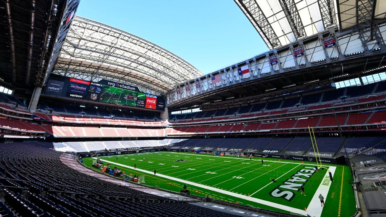 NRG Stadium roof open for Patriots vs. Texans