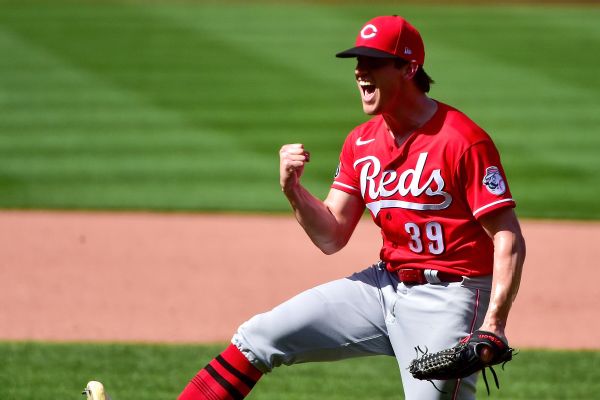 Red Sox acquire veteran reliever Sims from Reds