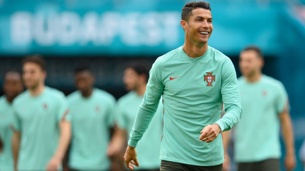 CR7 precisou de três Eurocopas, 15 jogos e 96 chutes a mais para alcançar  recorde de Platini - ESPN