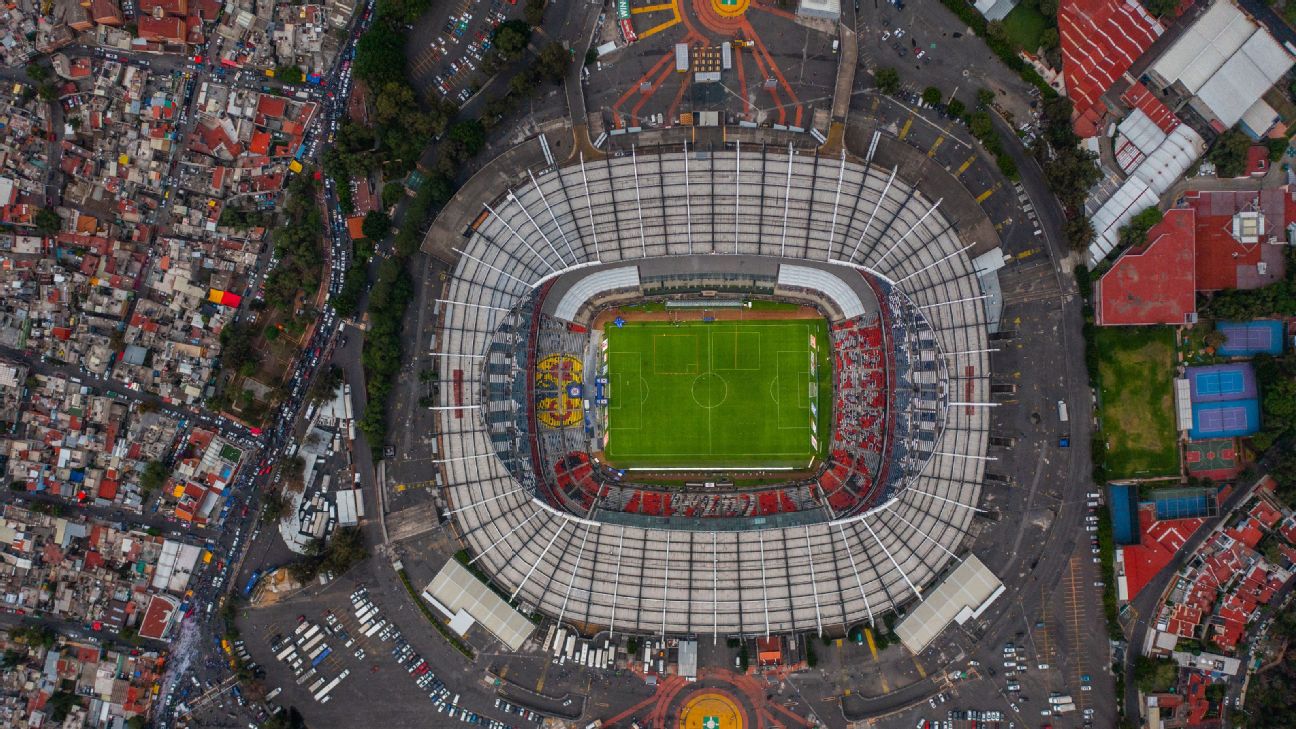 Presentan boleto de Lotería Nacional para rifa de palco en el Estadio Azteca