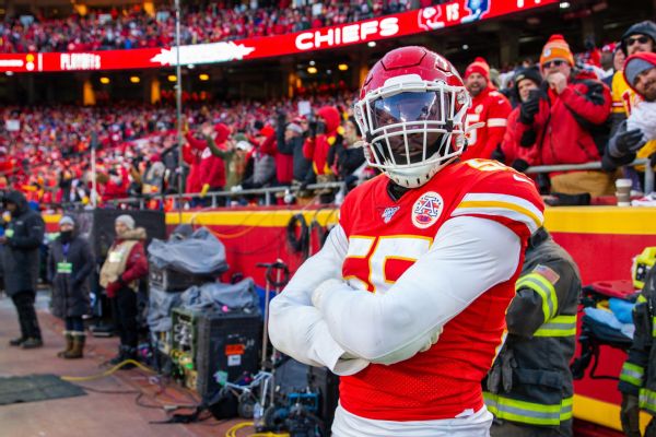 Report: Chiefs' Clark faces felony weapon charge