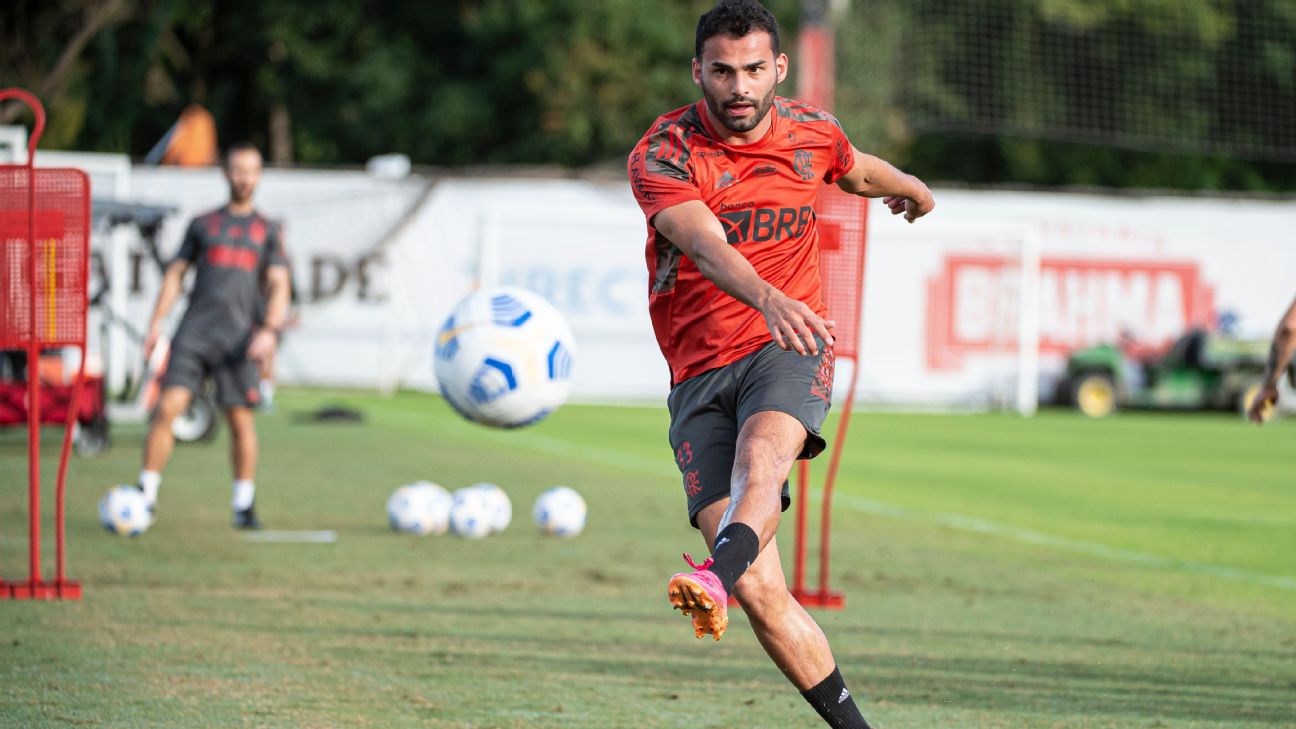 Thiago Maia escolhe música no Flamengo e avisa: 'Bola passa, jogador, não