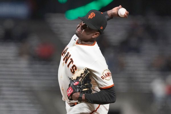 White Sox acquire reliever Santos from Giants