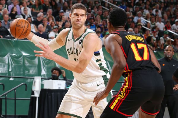 Bucks center Lopez (back) cleared for practice