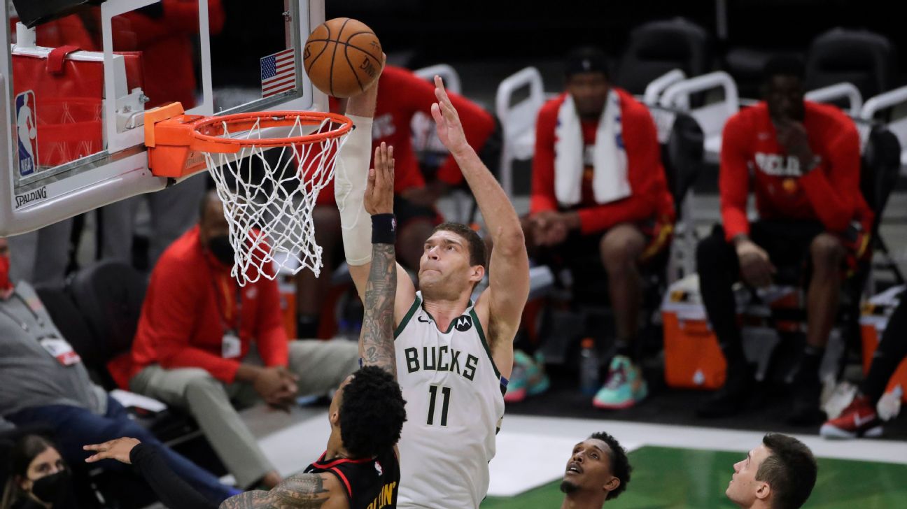 New Jersey Nets Brook Lopez (11) slam dunks over Washington