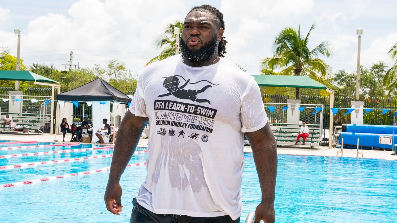 Lifeguard-turned-Miami Dolphins guard schooling Florida's youth on