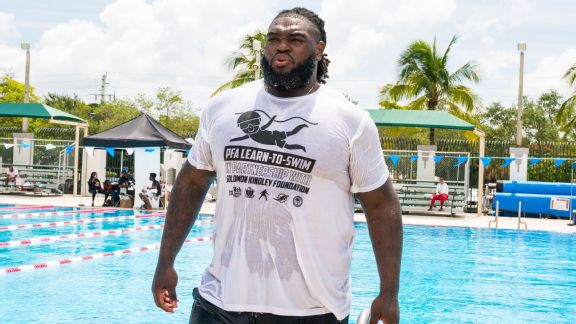 Lifeguard-turned-Miami Dolphins guard schooling Florida's youth on water safety