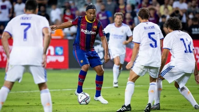 Ronaldinho Gaúcho dá show em jogo de lendas de Barcelona e Real Madrid