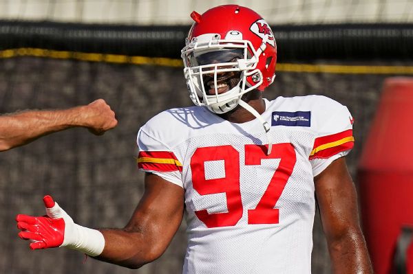 Chiefs re-sign defensive end Okafor to 1-yr deal