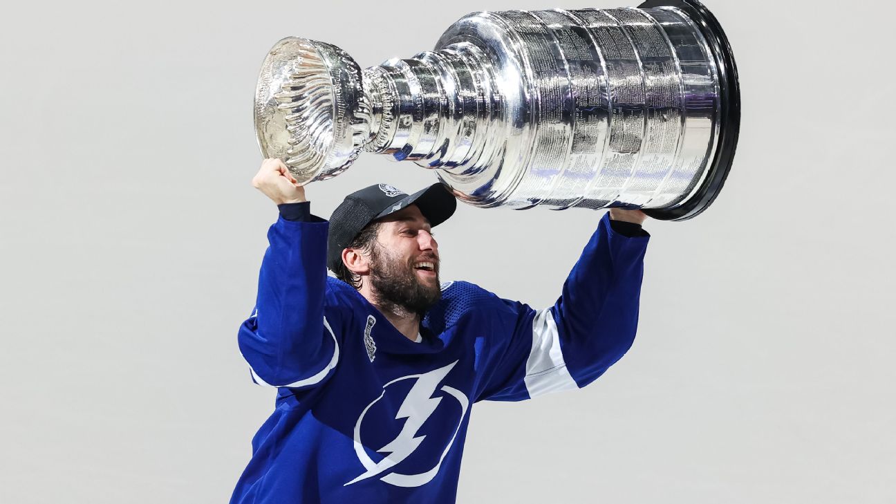 Tampa Bay Lightning ship Tyler Johnson, draft choice to Chicago