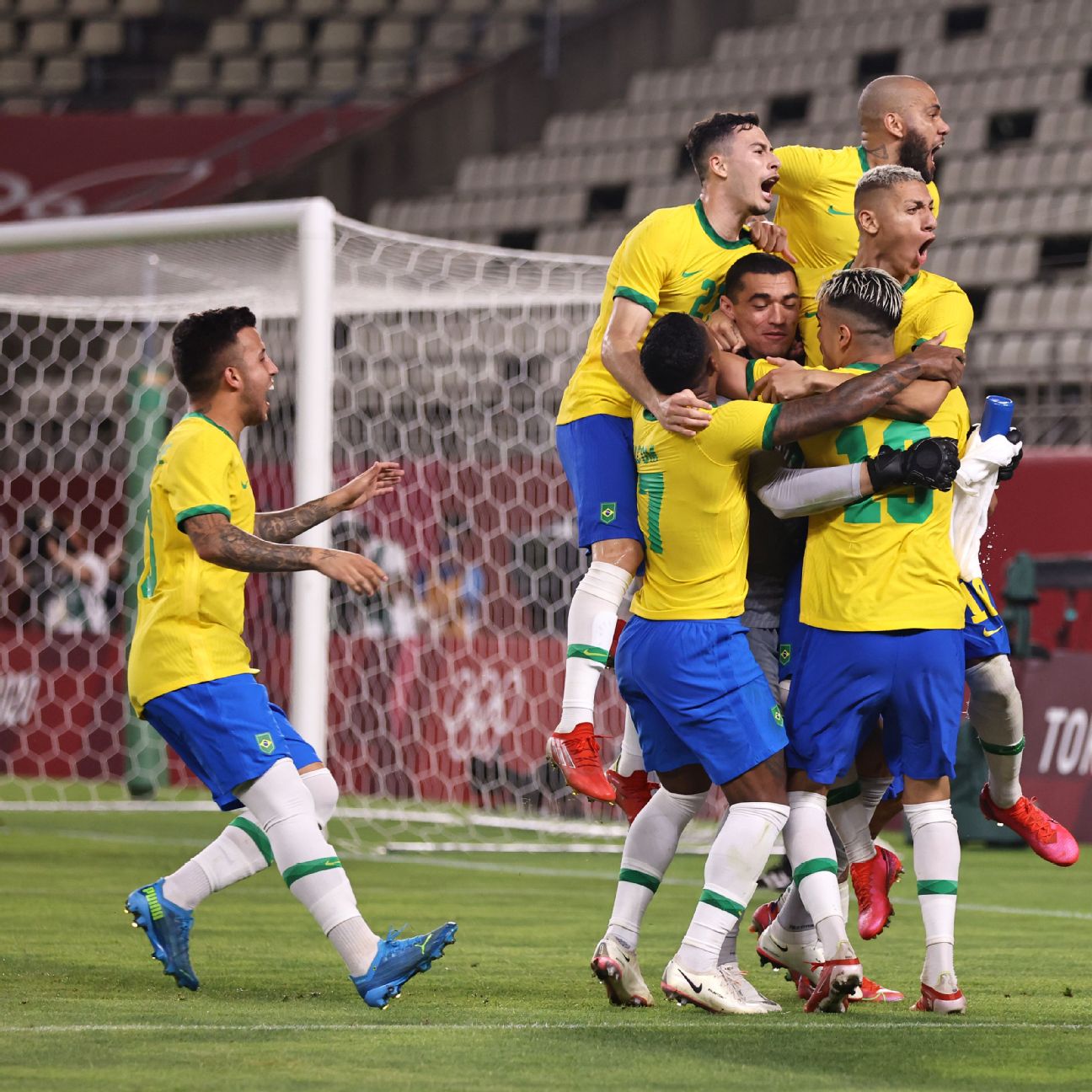 T'QUIO, TO - 03.08.2021: TOKYO 2020 OLYMPIAD TOKYO - Renier do Brasil  celebrates scoring decisive penalty during the Mexico-Brazil soccer game at  the Tokyo 2020 Olympic Games held in 2021, the game