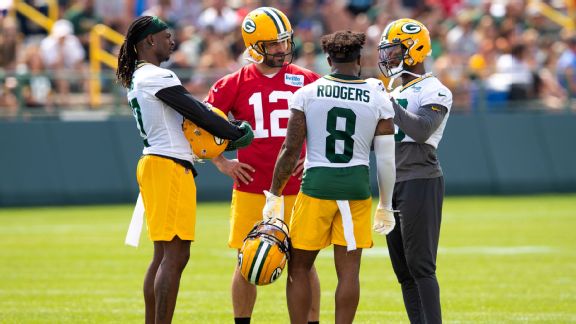 Packers' slot question: Aaron Rodgers' 'dear friend' Randall Cobb or rookie Amari Rodgers?