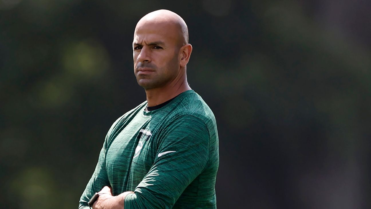 Robert Saleh shows off his conditioning ahead of coaching debut for New  York Jets