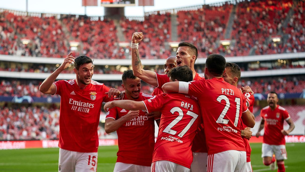 Benfica vence PSV e se aproxima da fase de grupos da Champions